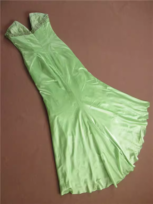 Elegantes hellgrünes trägerloses Abendkleid mit Perlenbesatz am Oberteil, Satin-Abendkleid DP7614