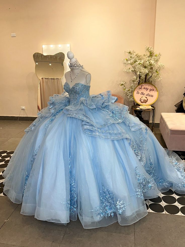 Robe de bal de quinceañera bleu clair glamour, bustier cœur, tulle à volants, broderie florale perlée scintillante DP7141
