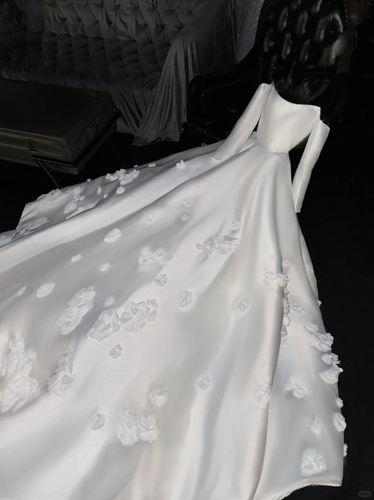 Robe de mariée glamour en satin blanc, coupe trapèze, épaules dénudées, ornée d'appliqués DP7323
