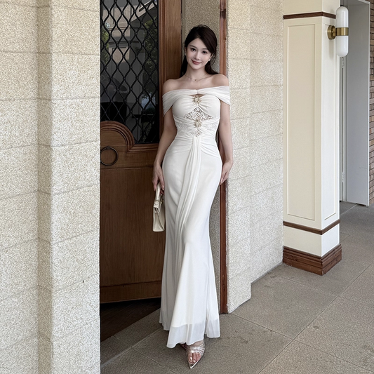 Wunderschönes elfenbeinfarbenes, schulterfreies, herzförmiges, perlenbesetztes Meerjungfrau-Abschlussballkleid mit Applikationen, langem Abendkleid DP6401