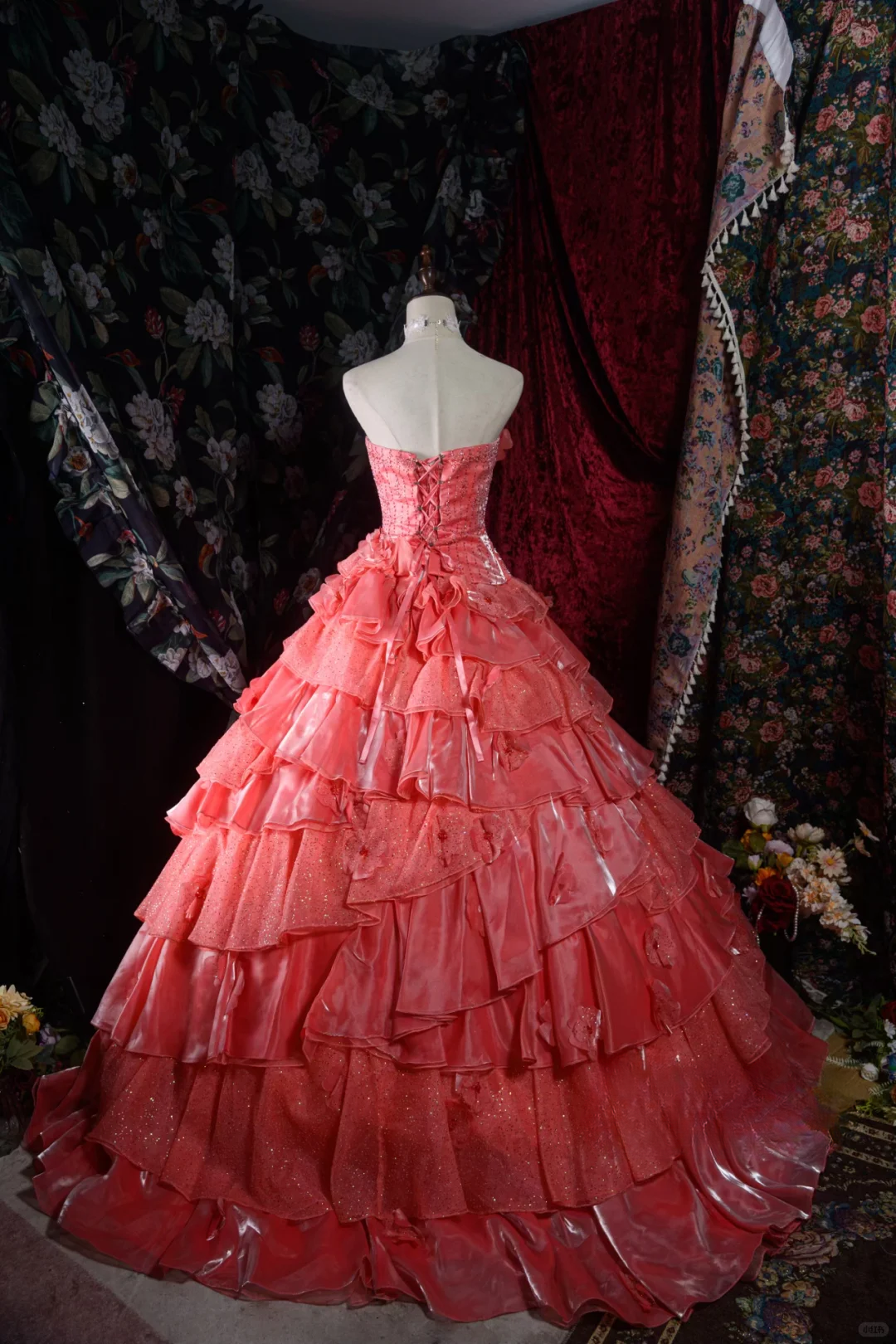 Magnifique robe de bal corail sans bretelles à volants superposés et fleurs 3D pour Sweet 15 ou Quinceañera DP7403