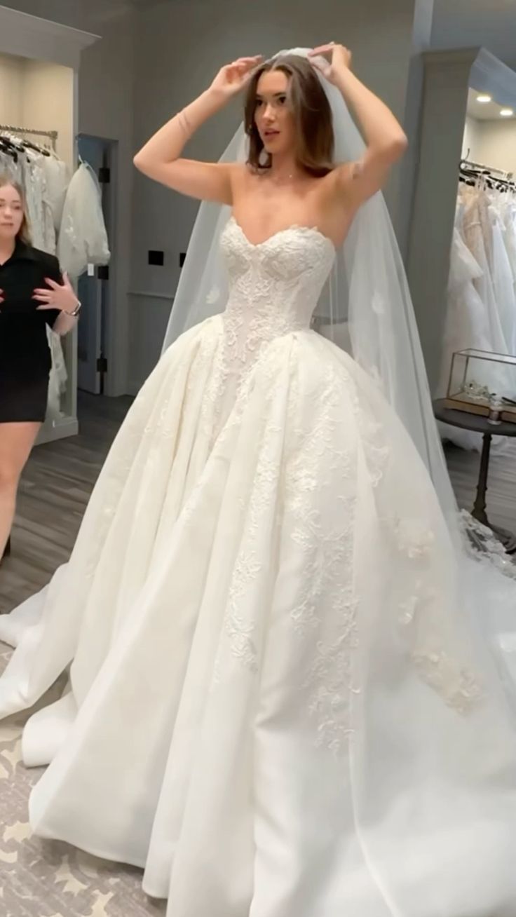 Robe de mariée élégante en dentelle, coupe trapèze, décolleté cœur, application florale, DP7025