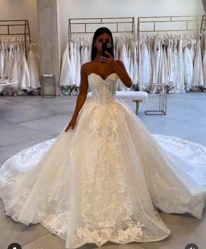 Funkelndes Brautkleid mit herzförmigem Spitzenausschnitt und floralen Applikationen, Modell DP7024