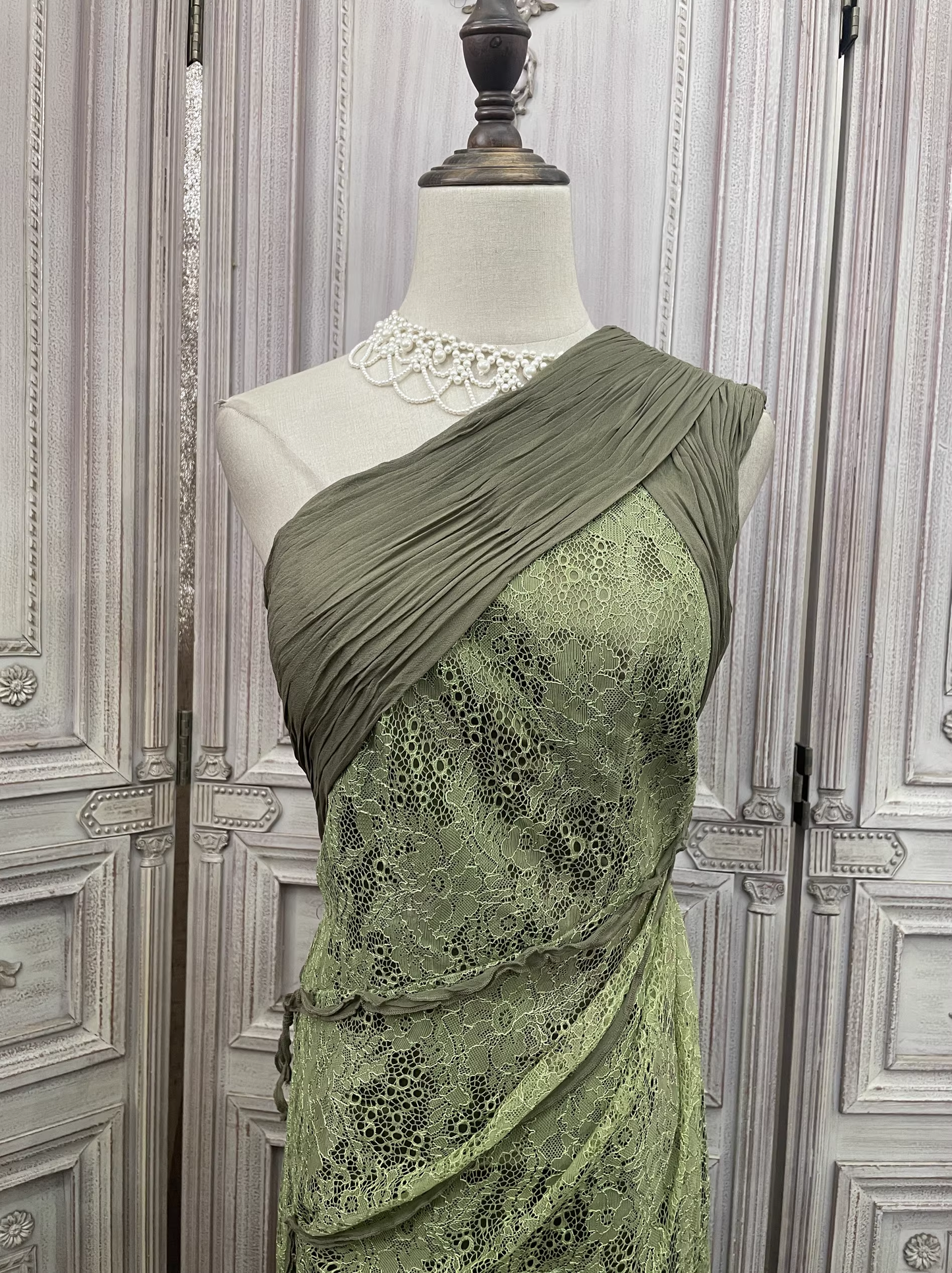 Vintage olivgrünes, einseitig schulterfreies Etuikleid aus Spitze mit gerafftem Oberteil und Schleppe, formelles Ballkleid DP7597