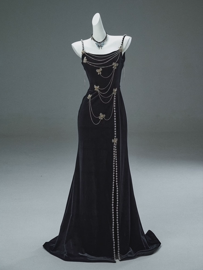 Glamouröses schwarzes Samt-Etuikleid mit Schleife, Kette, Spaghettiträgern und Perlenbesatz DP7461