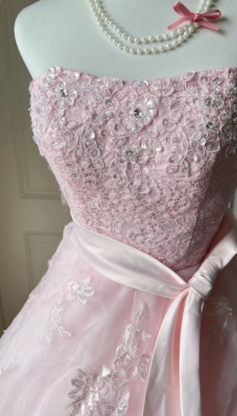 Élégante Robe de Bal de Quinceañera Rose Sans Bretelles avec Appliques en Dentelle et Volants Étages DP8226