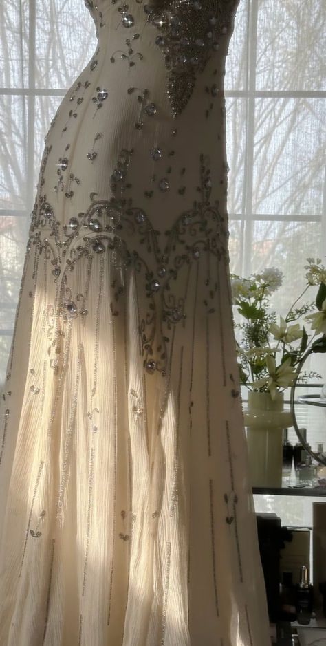 Elegantes Meerjungfrauen-Abendkleid DP8157 mit champagnerfarbenen Perlen und Spaghettiträgern