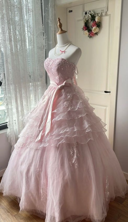 Élégante Robe de Bal de Quinceañera Rose Sans Bretelles avec Appliques en Dentelle et Volants Étages DP8226
