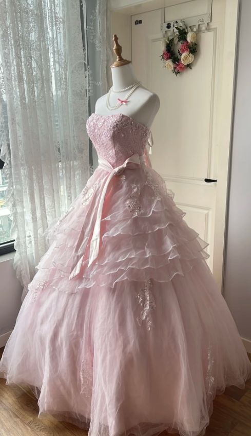 Élégante Robe de Bal de Quinceañera Rose Sans Bretelles avec Appliques en Dentelle et Volants Étages DP8226