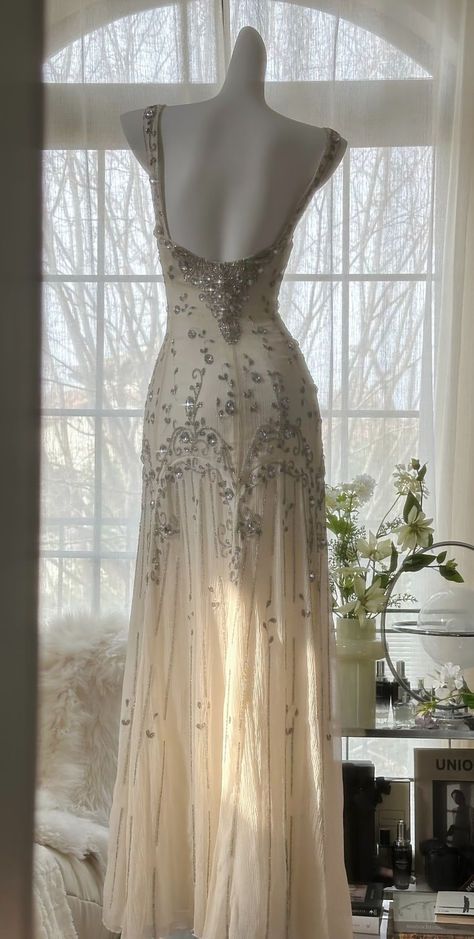 Elegantes Meerjungfrauen-Abendkleid DP8157 mit champagnerfarbenen Perlen und Spaghettiträgern