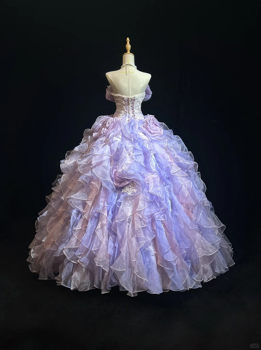 Robe de bal élégante lilas sans bretelles, à volants superposés et applications florales, coupe trapèze, pour quinceañera DP7109