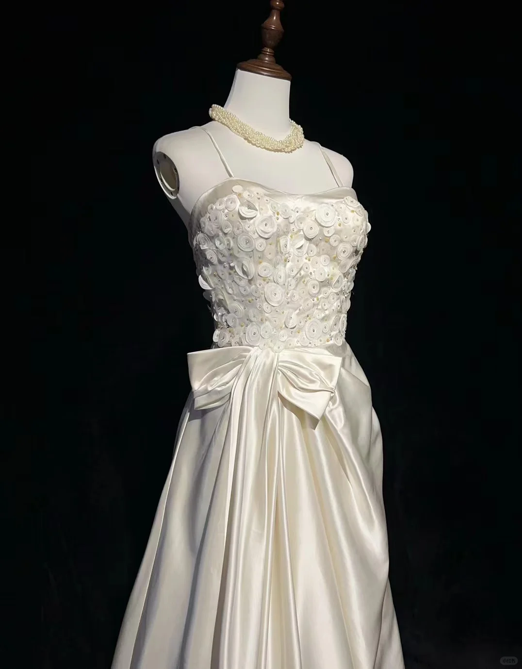 Vintage-Inspired Ivory Satin Strapless Lace Applique & Bow for Timeless Wedding Dress DP7283