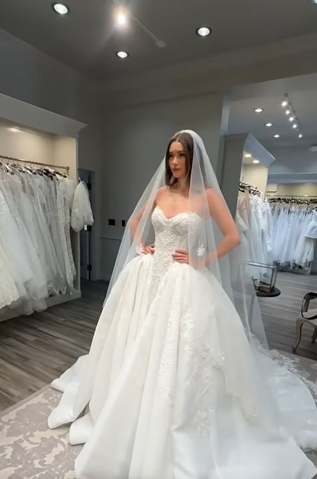 Robe de mariée élégante en dentelle, coupe trapèze, décolleté cœur, application florale, DP7025