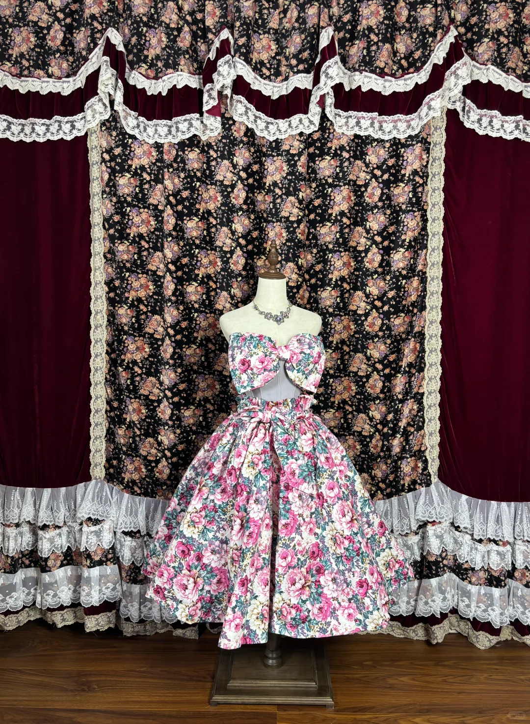 Elegantes, trägerloses, geblümtes A-Linien-Ballkleid mit Rüschen und Schleife für Quinceañeras DP7074