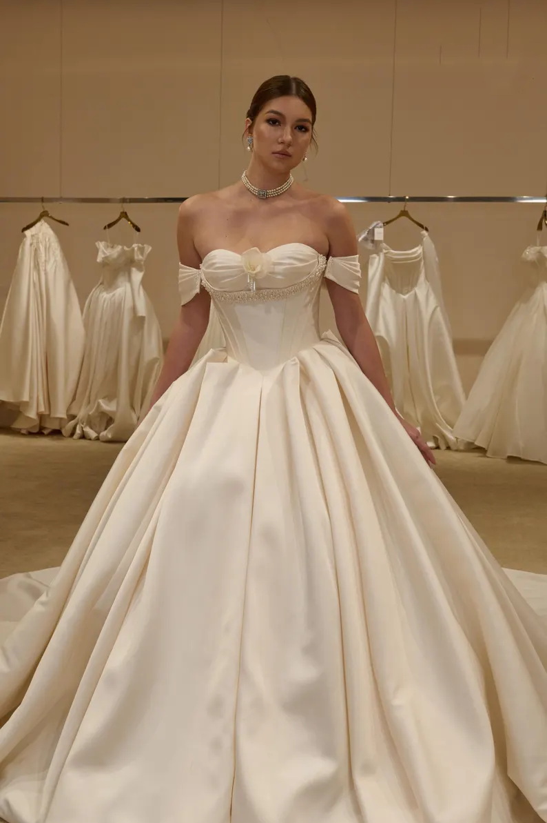 Robe de mariée classique en satin ivoire avec corset et coupe A, épaules dénudées DP8389