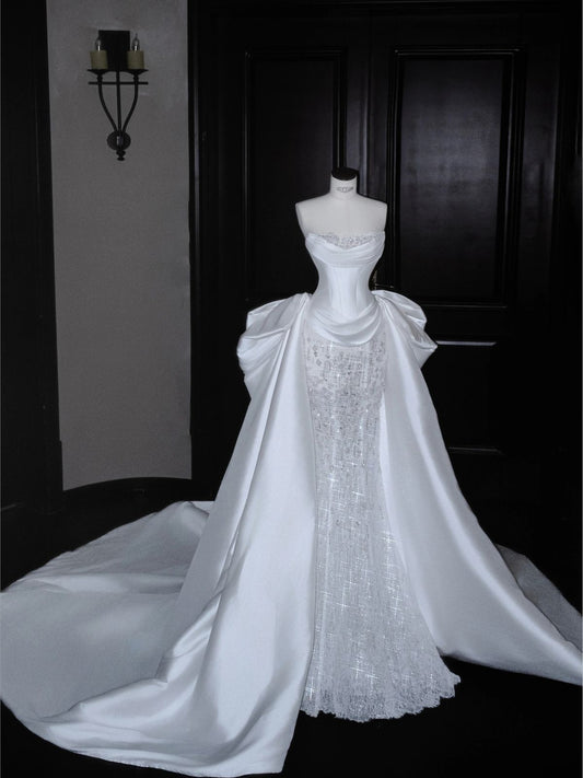 Traumhaftes trägerloses Brautkleid aus Satin mit glitzerndem, abnehmbarem Spitzenüberrock, Modell DP7038