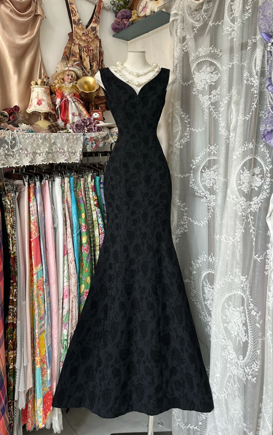 Vintage Schwarz V-Ausschnitt Exquisite Stickerei Design Elegante Meerjungfrau Langes Abendkleid Ballkleider DP6208