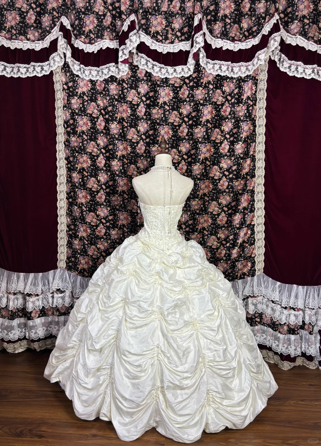 Robe de mariée bustier élégante en satin à volants, coupe trapèze, ornée de perles et de perles DP7072
