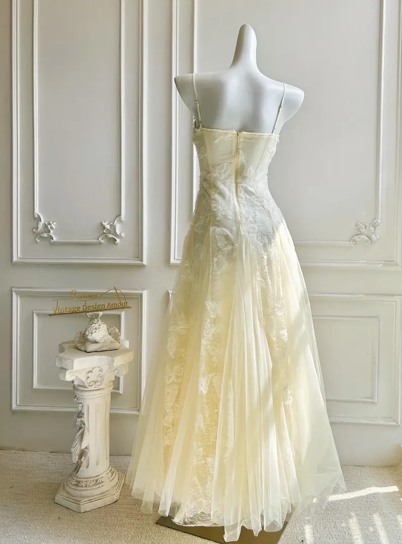 Vintage elfenbeinfarbenes, trägerloses A-Linien-Tüll-Ballkleid mit Perlen DP8404