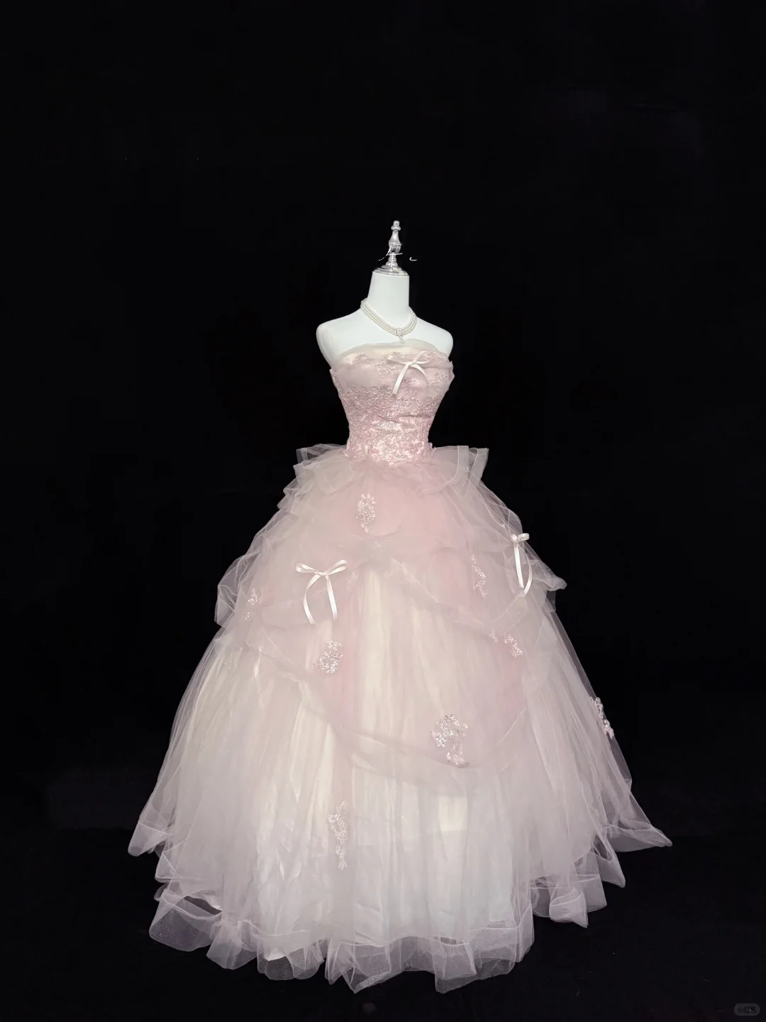 Elegant Pink Strapless Tulle Quinceanera Dress Lace Applique Bow Ruffled Prom Gown Sweet 16 Sweet 15 Quinceanera Ball Gown DP8251