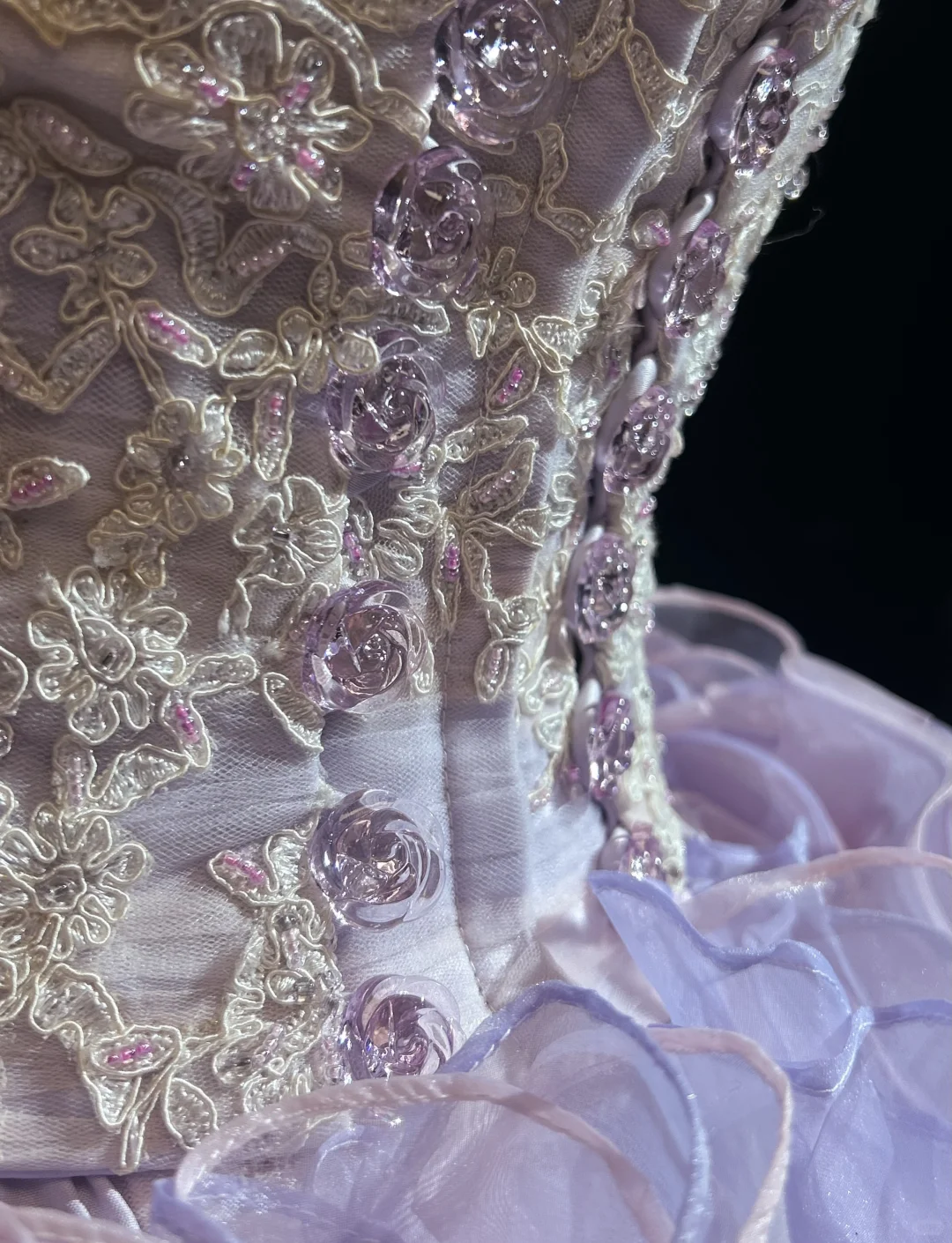 Robe de bal élégante lilas sans bretelles, à volants superposés et applications florales, coupe trapèze, pour quinceañera DP7109