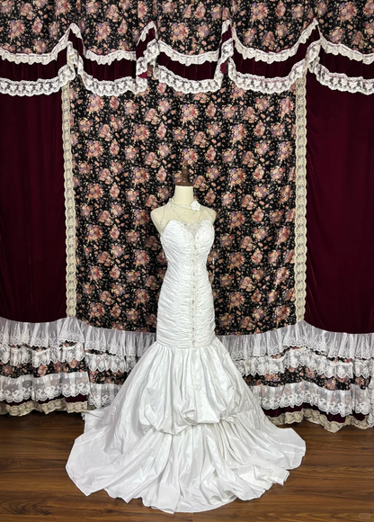Robe de mariée vintage en satin blanc perlé, décolleté cœur, coupe sirène, DP7102