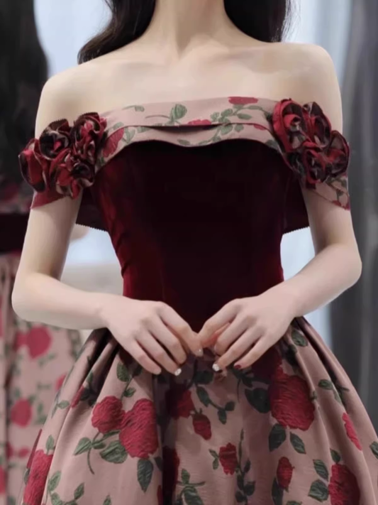 Elegantes burgunderrotes Samtkleid mit Rosenmuster, schulterfreiem Oberteil und 3D-Blumenapplikationen für Sweet 16 Quinceañera (DP7730)