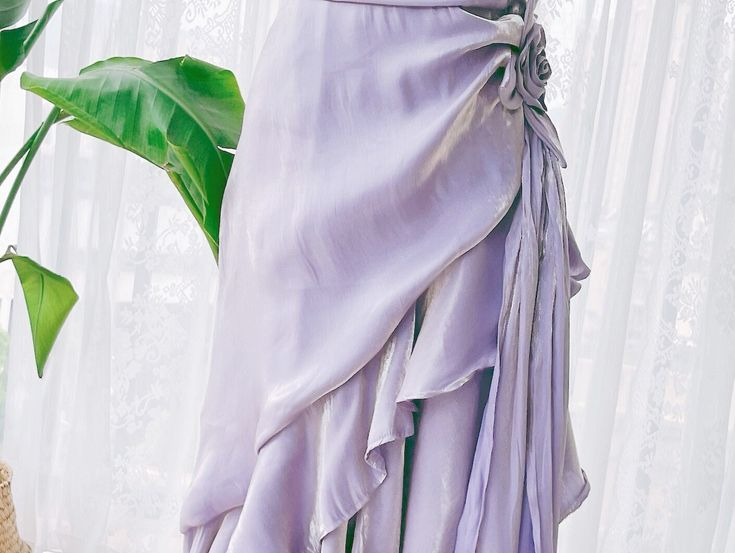 Vintage-Maxikleid aus lila Chiffon mit Spaghettiträgern und Rüschenblumenmuster, DP7578