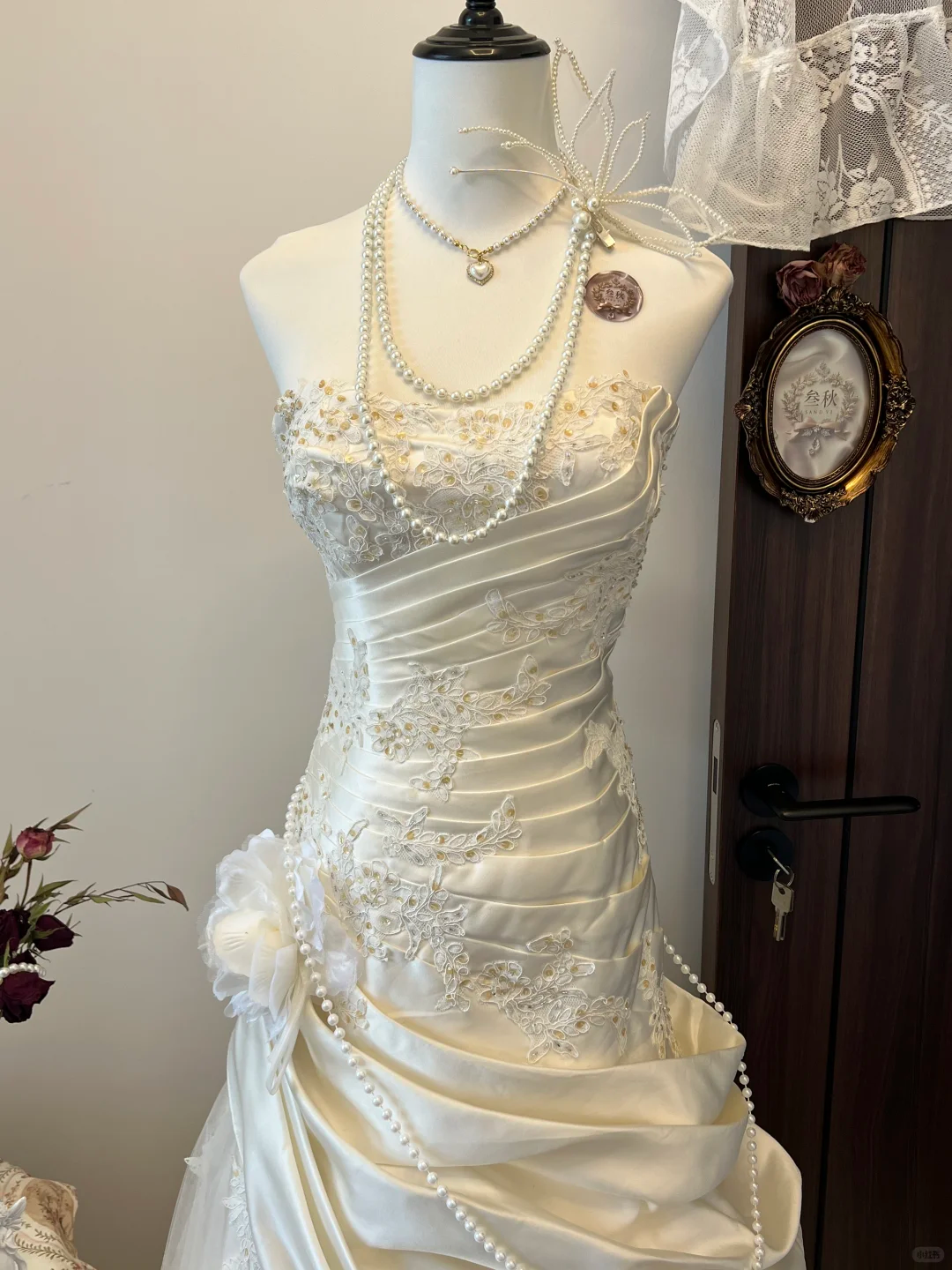 Elegant White Beaded Applique Satin Wedding Dress Mermaid Strapless Bridal Gown DP7132