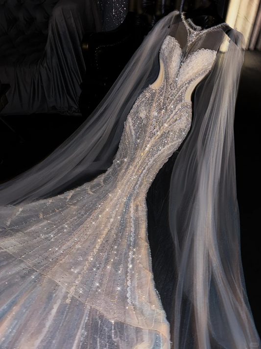 Elegantes silbernes Pailletten-Meerjungfrauen-Abendkleid mit glitzerndem Perlenbesatz, transparentem Tüllcape und Schleppe DP7312