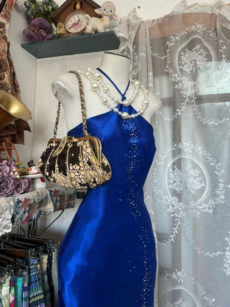 Robe de bal sirène glamour à col halter en satin orné de perles DP7909