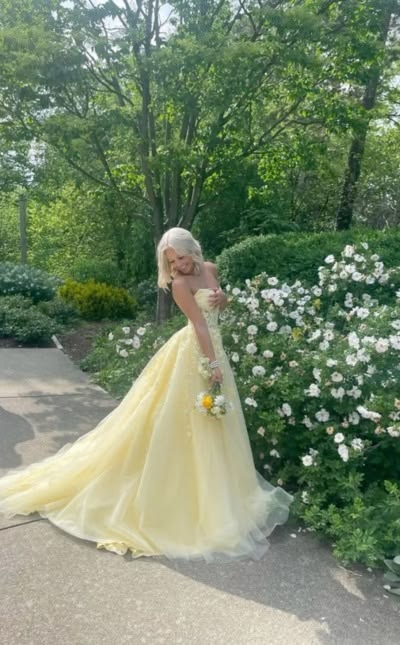 Elegant Strapless Yellow Tulle Prom Dress Lace Appliques and Train Sweet 16 Quinceanera Ball Gown DP8268