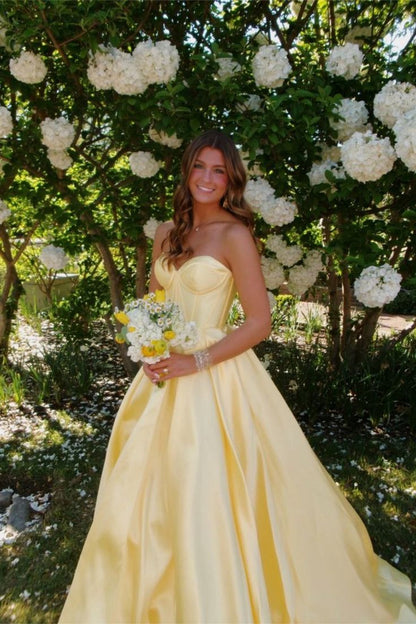 Vintage sonnengelbes, trägerloses Satin-Ballkleid mit Herzausschnitt für Sweet 15 Quinceañera DP8009