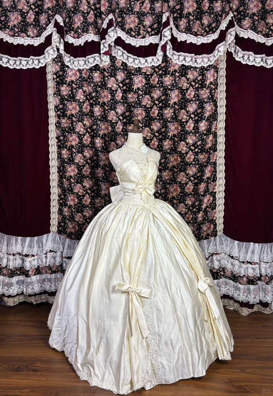 Robe de mariée bustier ivoire d'inspiration vintage, coupe trapèze, nœud et bordure en dentelle, référence DP7065