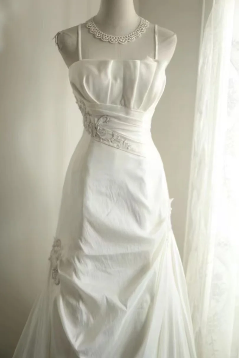 Robe de mariée vintage blanche en satin à fines bretelles, broderies et corsage froncé, coupe trapèze DP7641