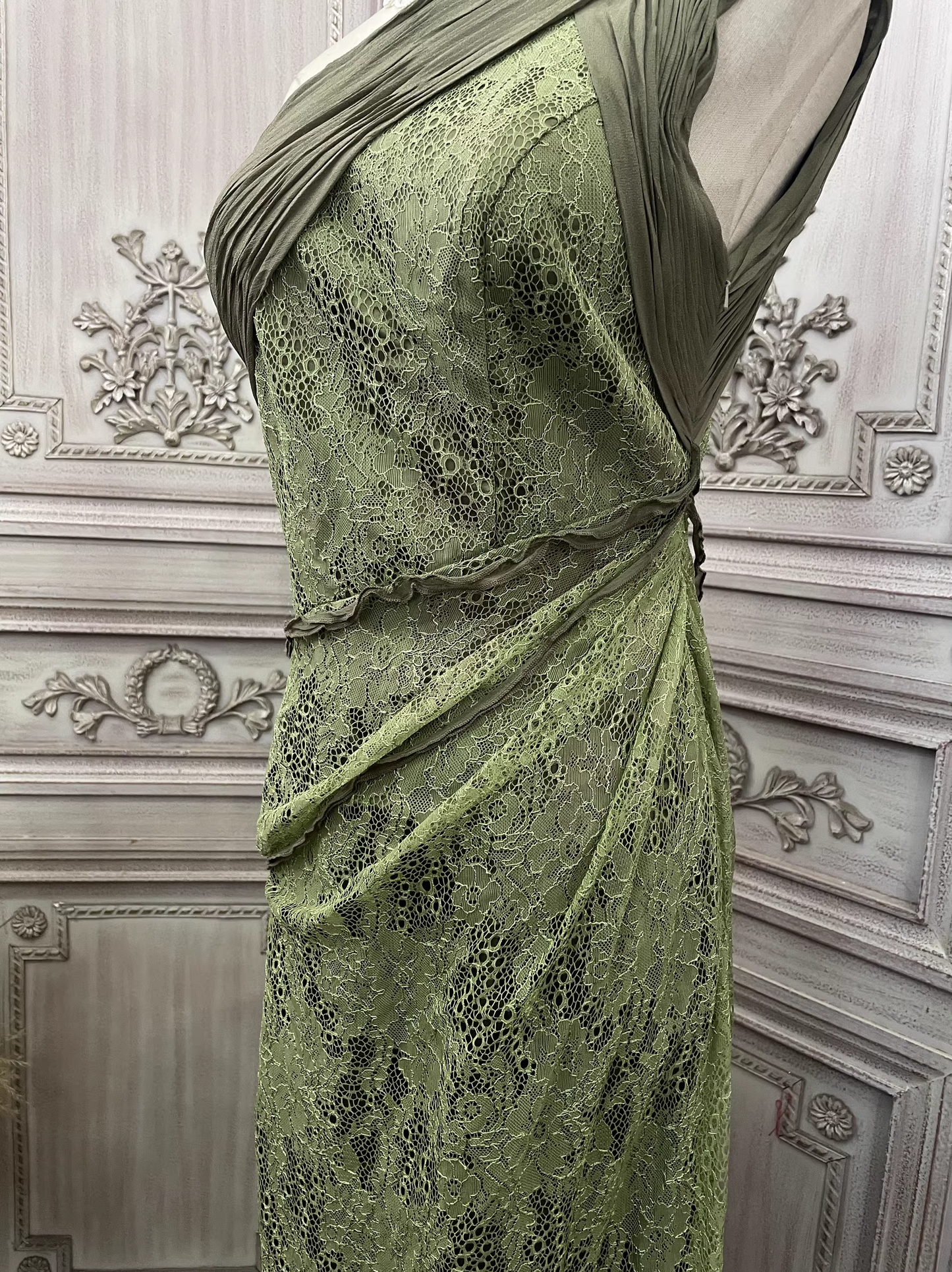 Vintage olivgrünes, einseitig schulterfreies Etuikleid aus Spitze mit gerafftem Oberteil und Schleppe, formelles Ballkleid DP7597