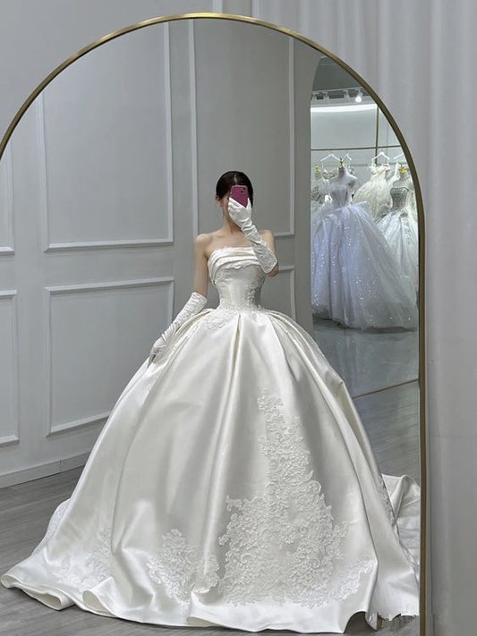 Elegantes trägerloses Brautkleid aus Satin in A-Linie mit Spitzenapplikationen, Modell DP7056