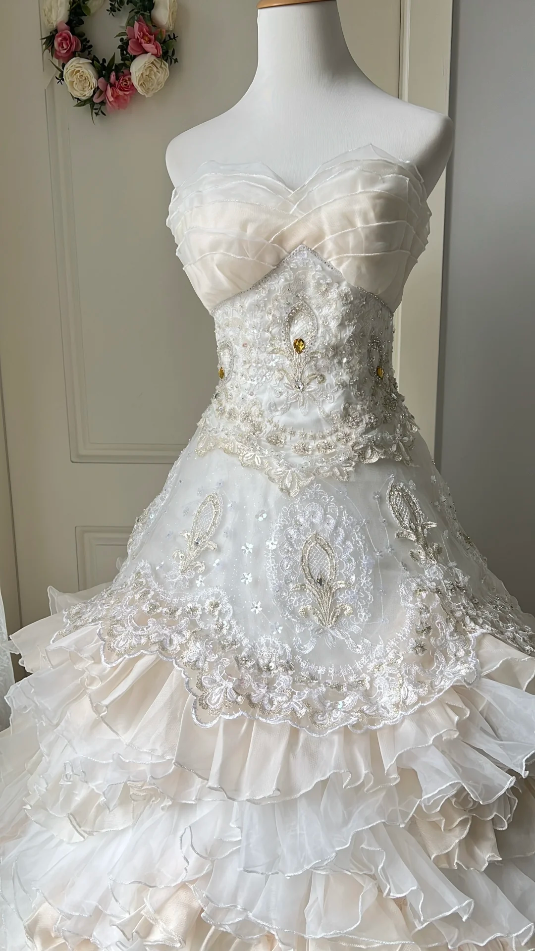 Vintage-Inspired Ivory Tiered Tulle Sweetheart Strapless Sequined Rhinestone Wedding Dress DP7303