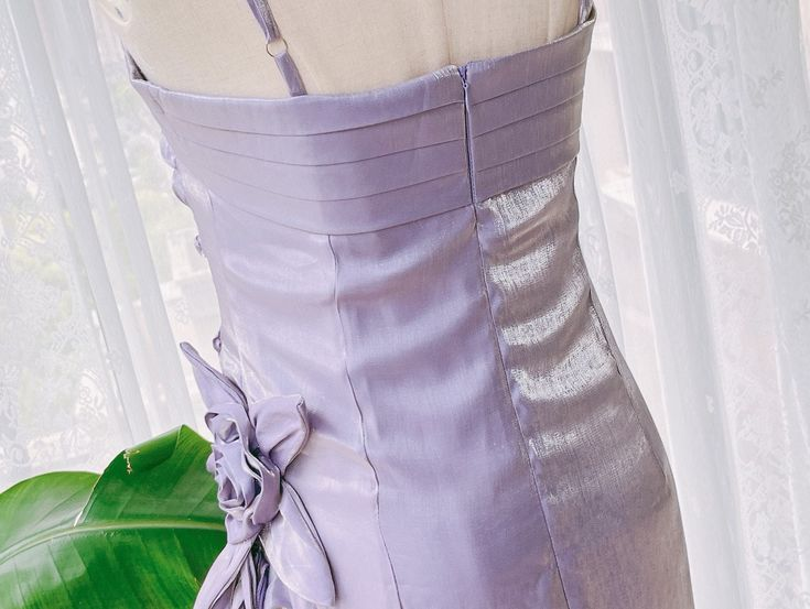 Vintage-Maxikleid aus lila Chiffon mit Spaghettiträgern und Rüschenblumenmuster, DP7578