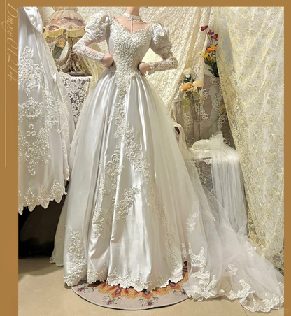 Robe de mariée vintage blanche à manches longues bouffantes, ornée de dentelle, de broderies et de satin (DP7265)