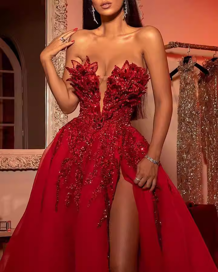Atemberaubendes rotes, trägerloses Ballkleid mit 3D-Blumenstickerei, Perlenbesatz, hohem Schlitz und A-Linien-Schnitt DP8105