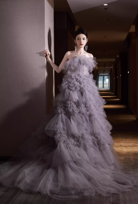 Elegantes, lilafarbenes, mehrlagiges, gerüschtes Tüll-Ballkleid mit schulterfreiem Ausschnitt für den 16. Geburtstag (Quinceañera) DP7506