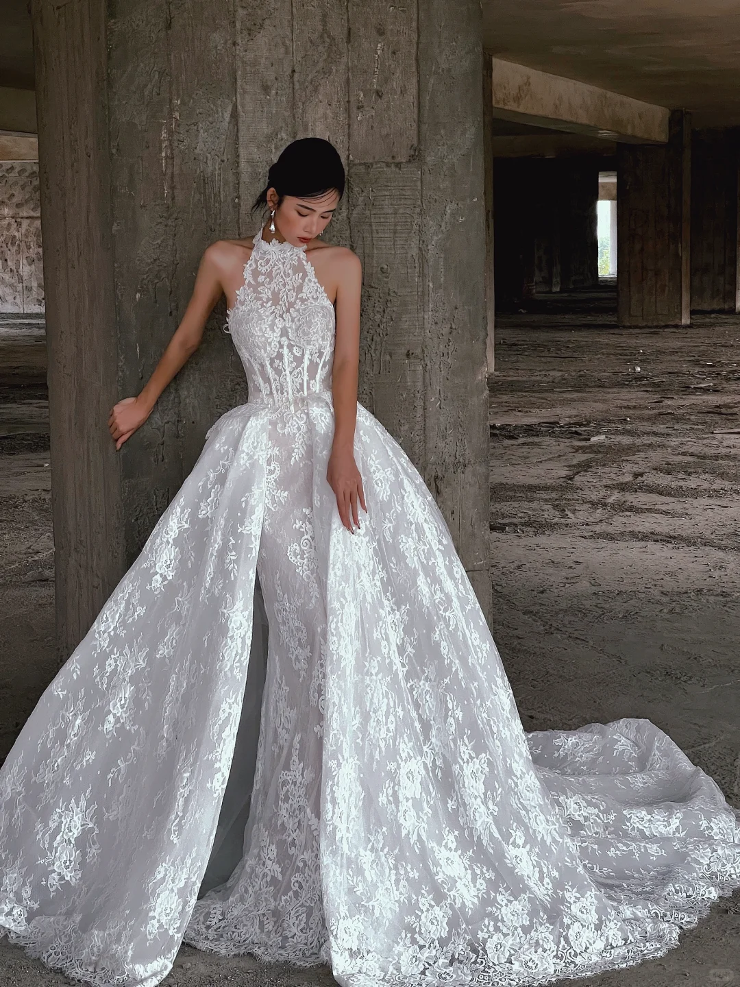 Robe de mariée glamour en dentelle ornée d'appliqués floraux, coupe trapèze, col montant, DP7120