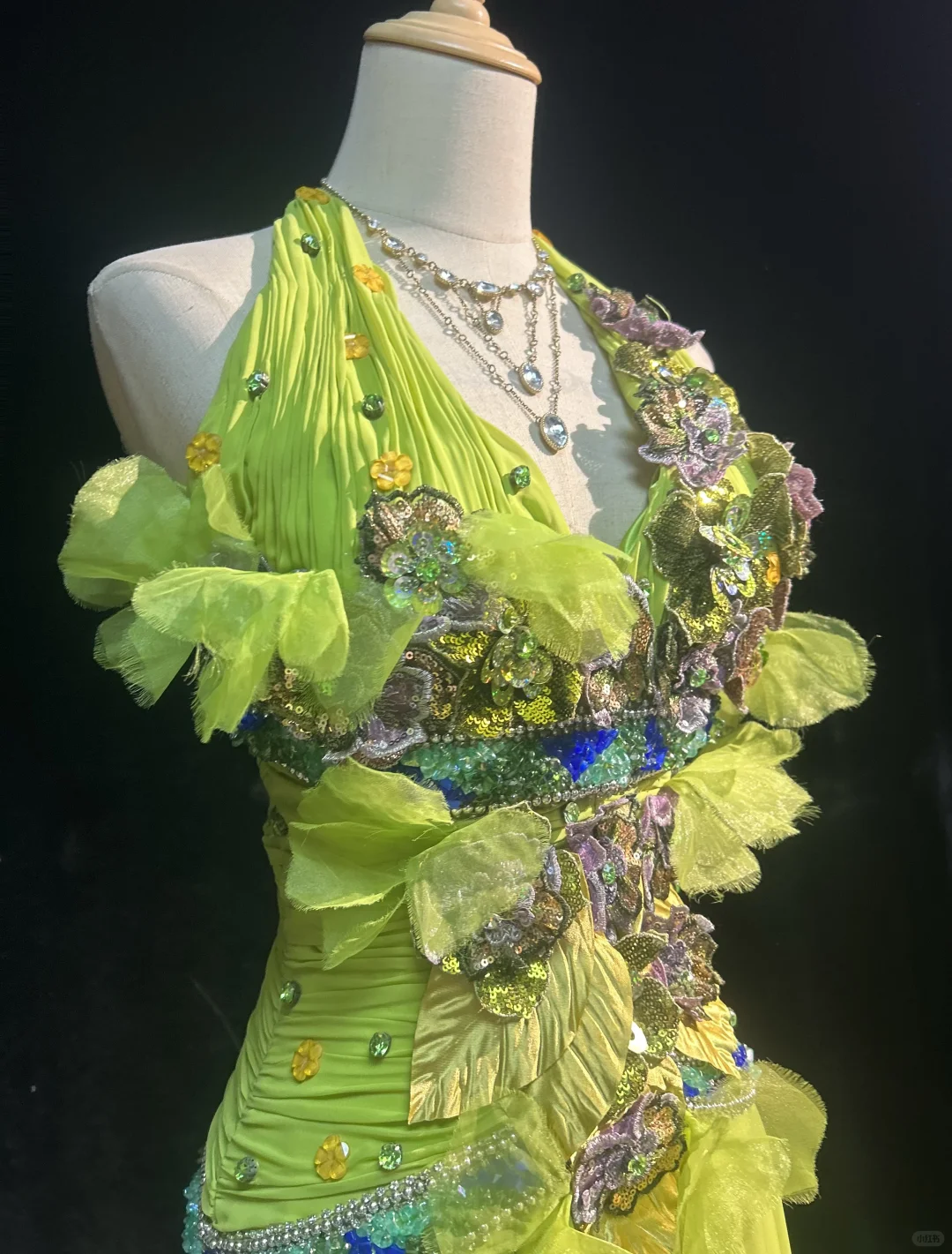 Glamouröses, limettengrünes Pailletten-Abendkleid mit Perlenbesatz, A-Linie und Neckholder, DP7108