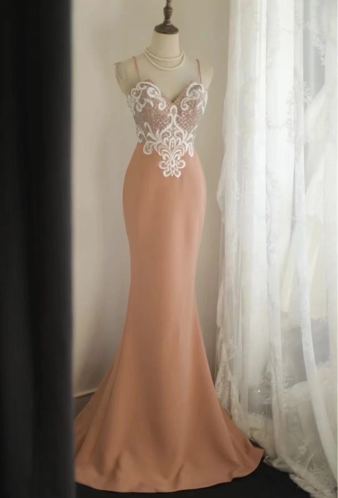 Elegant Mermaid Formal Evening Gown Spaghetti Strap Lace Applique & Train Prom Dress DP7625