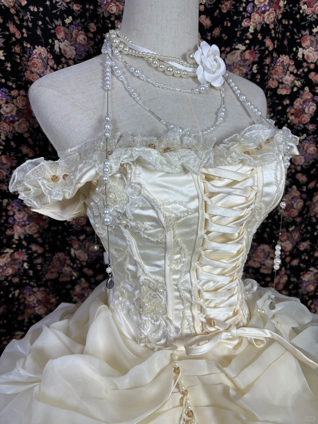 Vintage Ivory Off-Shoulder Wedding Dress A-Line Tiered Ruffles Bridal Gown DP7103