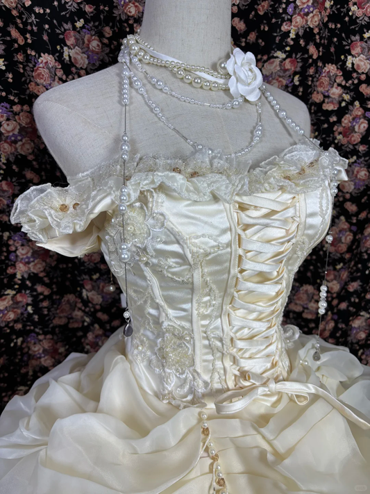 Robe de mariée vintage ivoire à épaules dénudées, coupe trapèze, volants étagés, référence DP7103