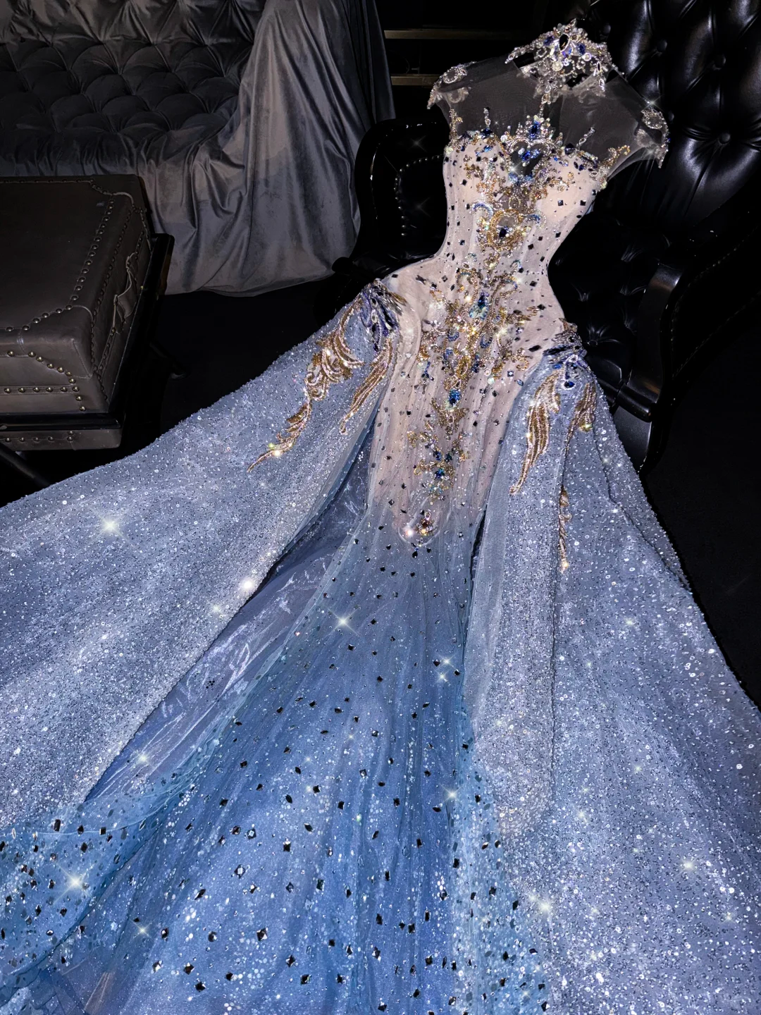 Elegantes Abendkleid mit Sternenhimmel-Ombré-Effekt, funkelndem Tüll, Strasssteinen und Perlenbesatz DP7310