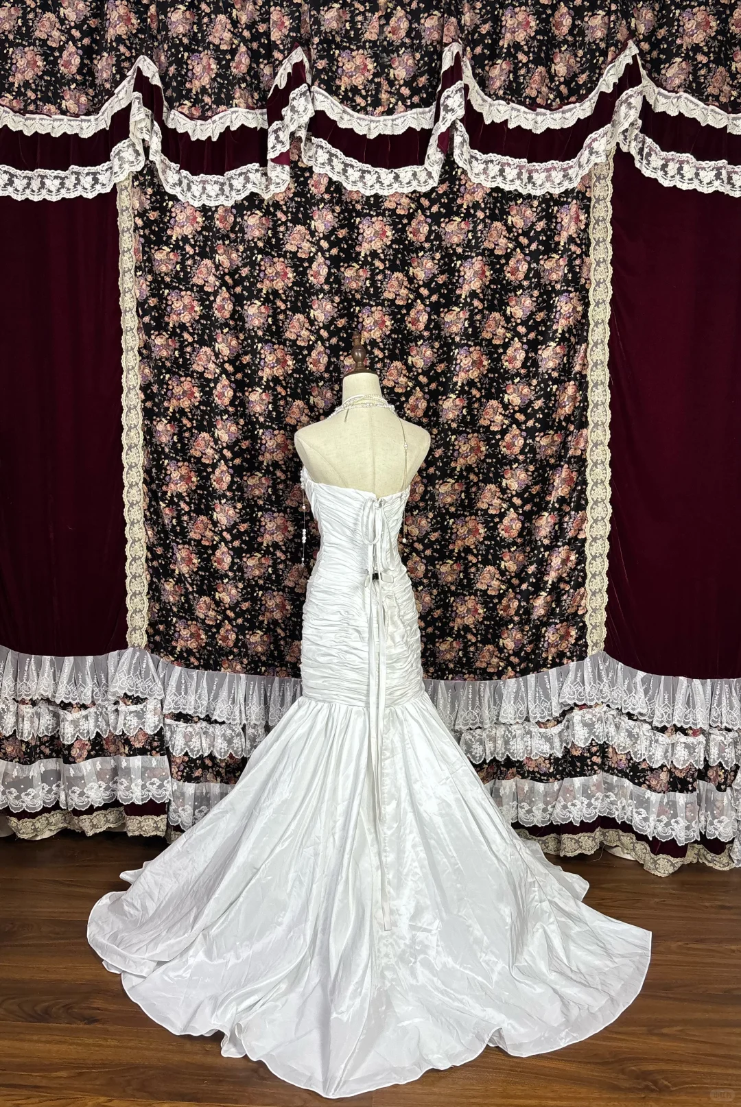 Robe de mariée vintage en satin blanc perlé, décolleté cœur, coupe sirène, DP7102