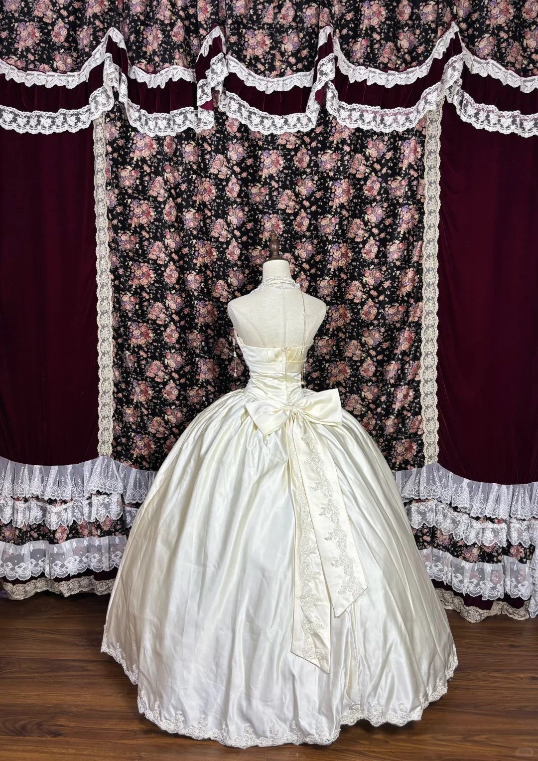 Vintage-inspiriertes elfenbeinfarbenes trägerloses Brautkleid in A-Linie mit Schleifenbesatz und Spitzensaum DP7065